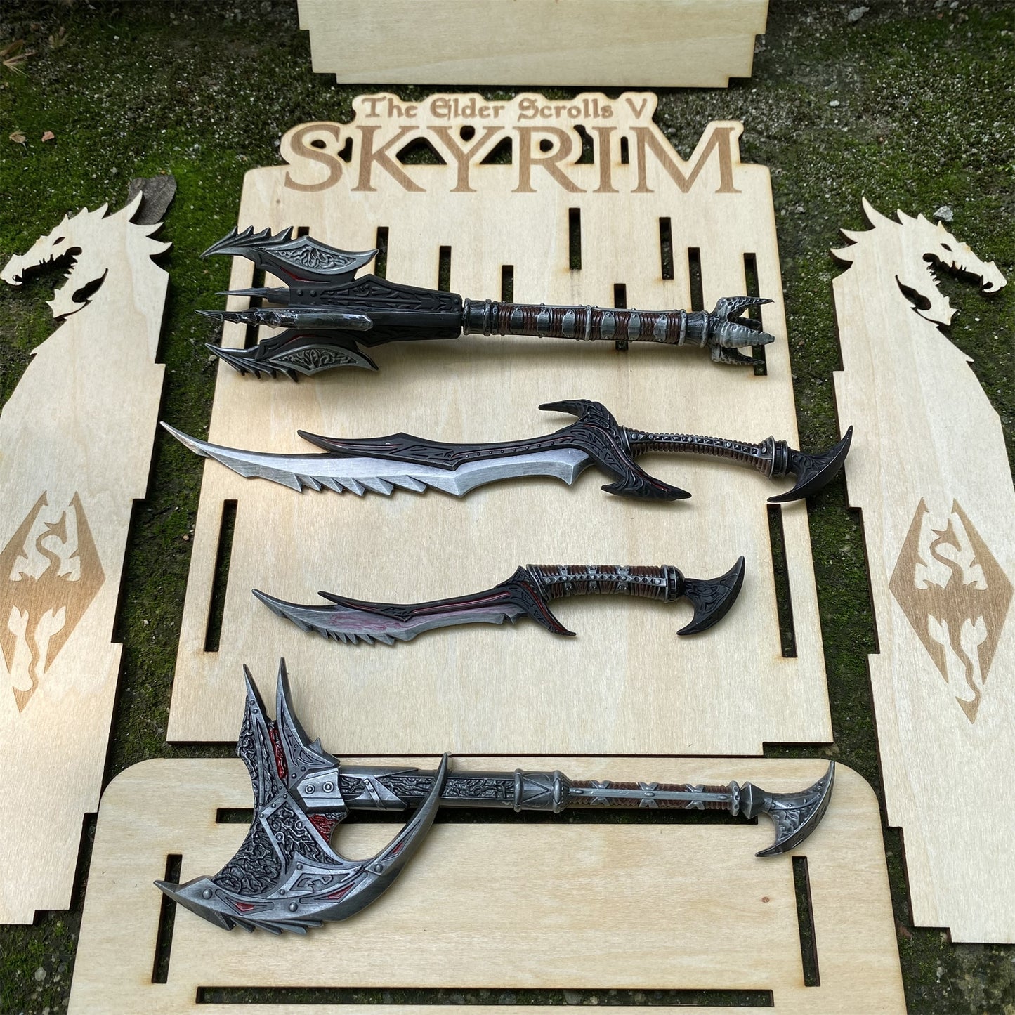 Skyrim Daedric Weapons 4 In 1 Pack With Wooden Stand