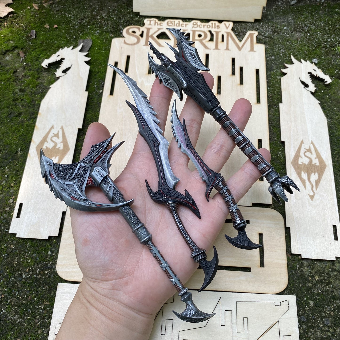 Skyrim Daedric Weapons 4 In 1 Pack With Wooden Stand