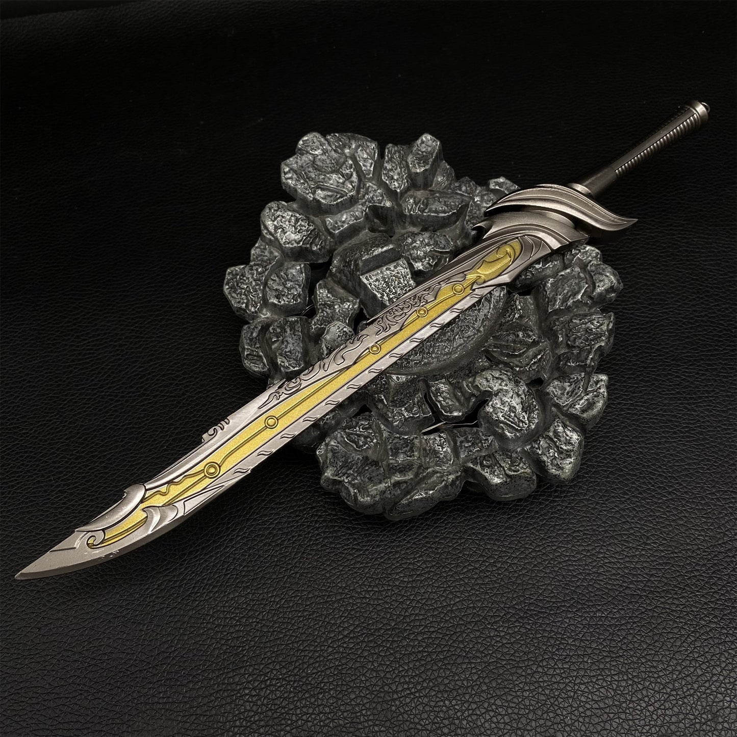 Metal Dark Pattern Startling Hung Knife Replica Display Collection