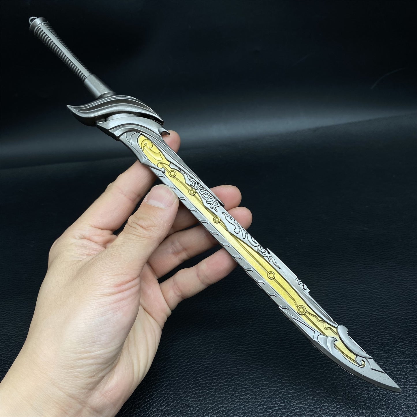 Metal Dark Pattern Startling Hung Knife Replica Display Collection