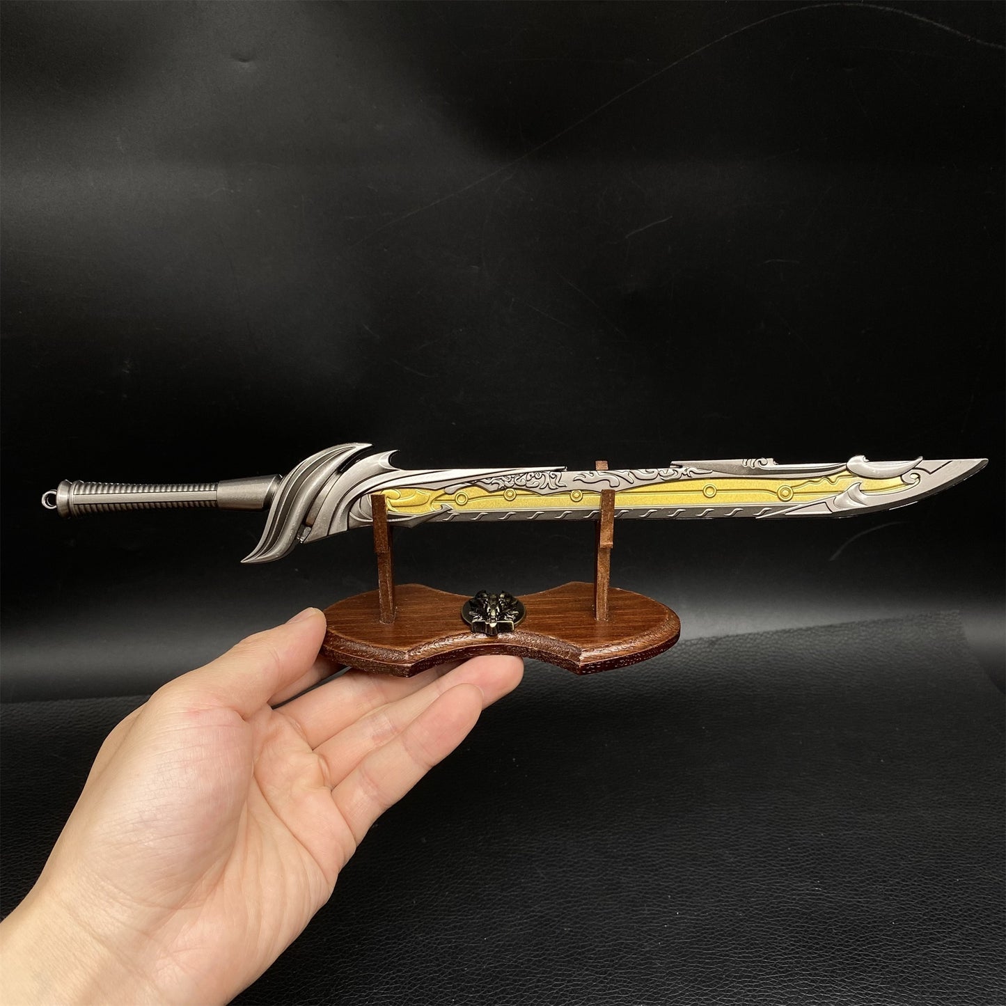 Metal Dark Pattern Startling Hung Knife Replica Display Collection
