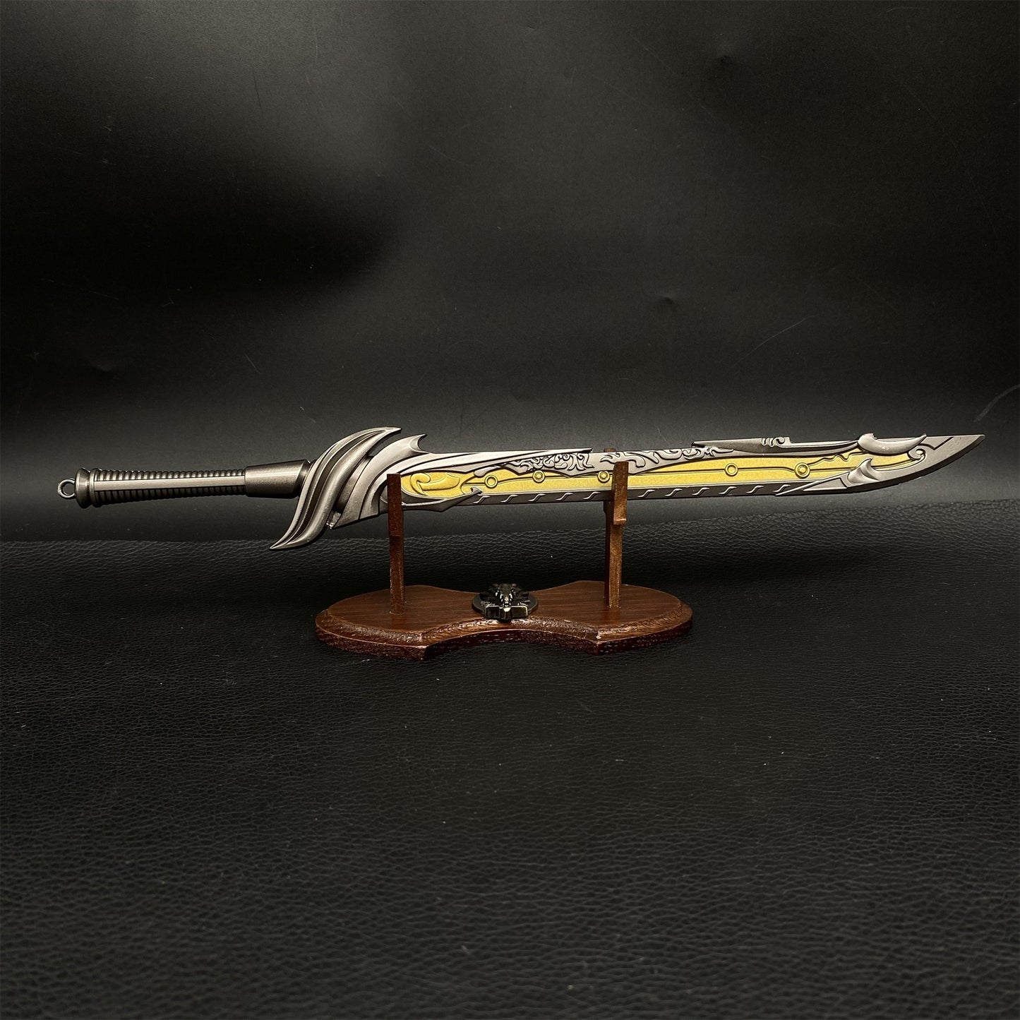 Metal Dark Pattern Startling Hung Knife Replica Display Collection