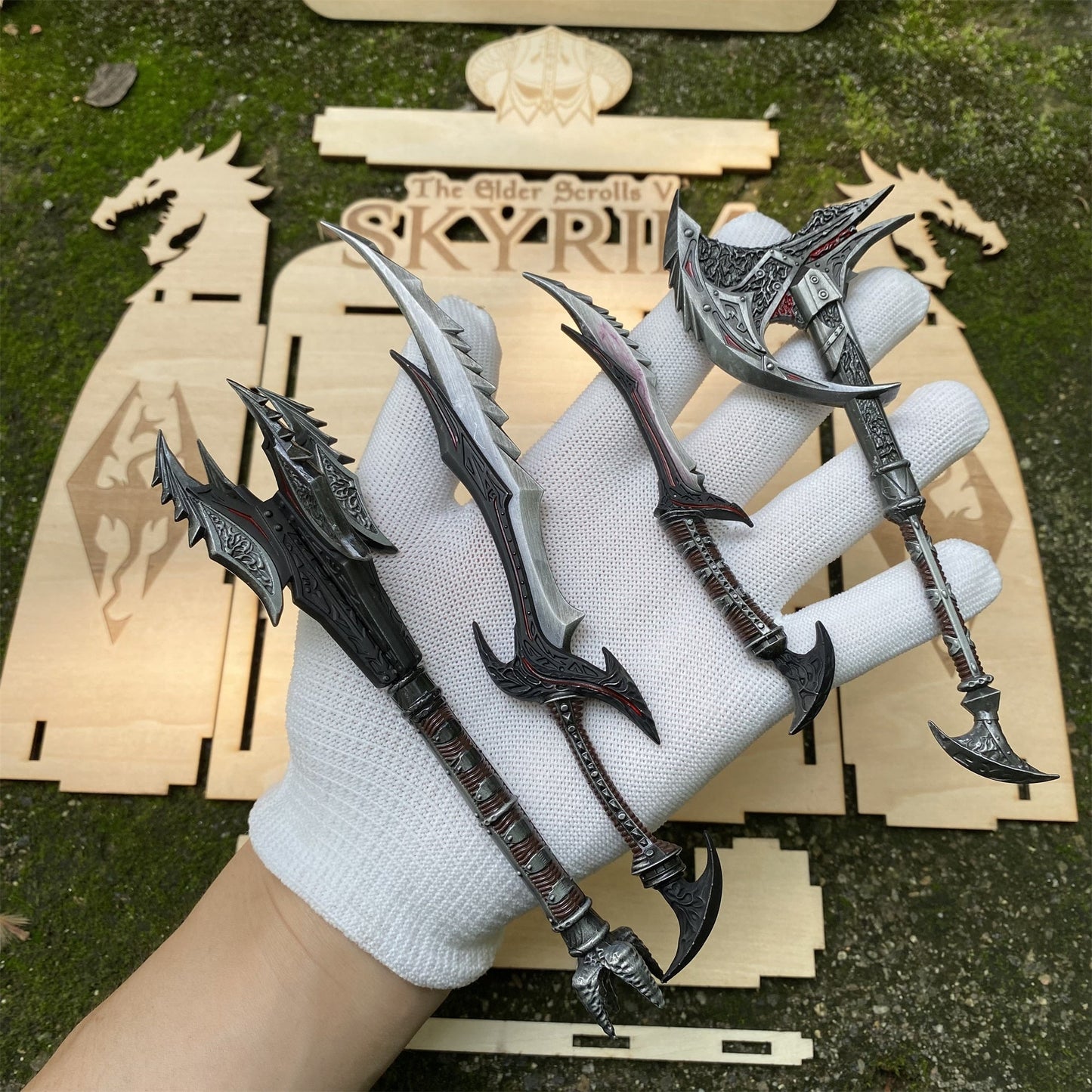 Skyrim Daedric Weapons 4 PCS With 3D Wooden Stand