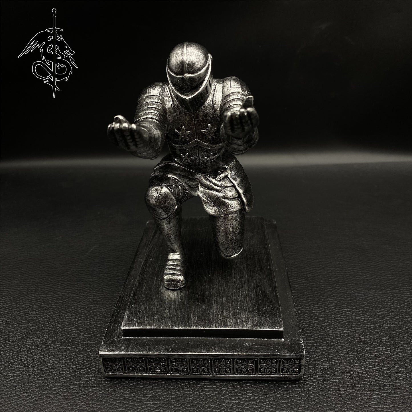 Middle Age Knight Display Stand Luxury Pen Display Holder