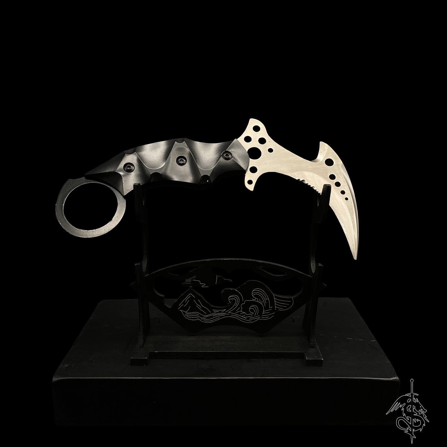 Life-Size Re8 Metal Chris Karambit Replica