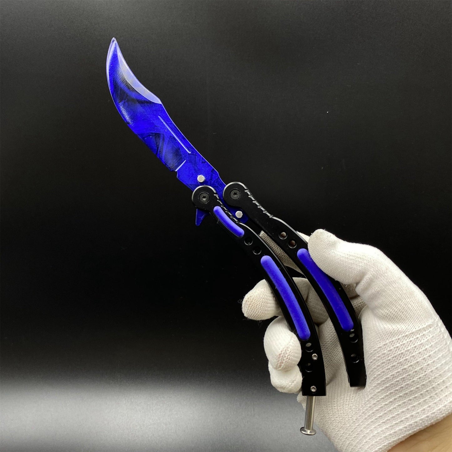 CS2 Butterfly Knife Doppler Sapphire Balisong Replica - Unsharpened Game Prop Collectible with Display Stand