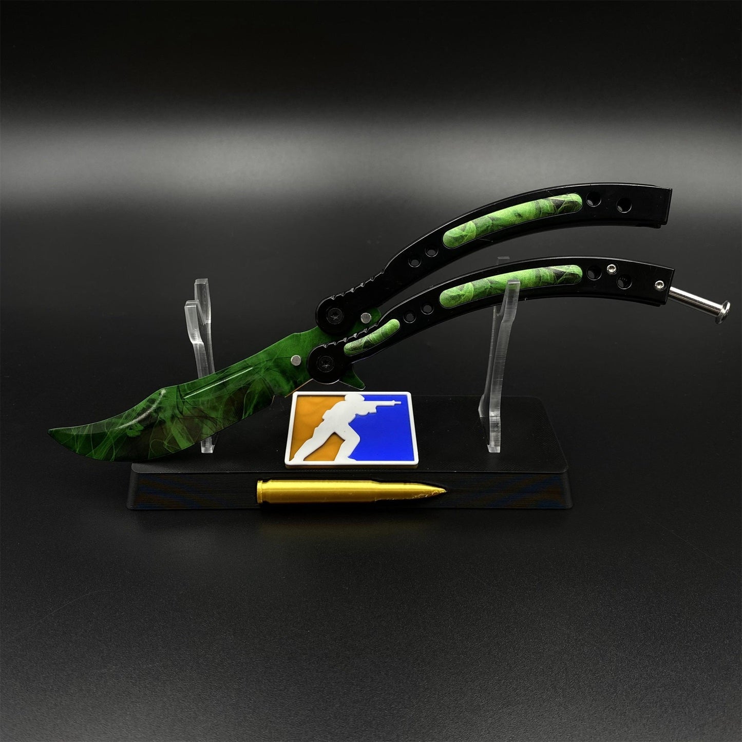 CS2 Butterfly Knife Forest DDPAT Balisong Replica - Unsharpened Game Prop Collectible with Display Stand