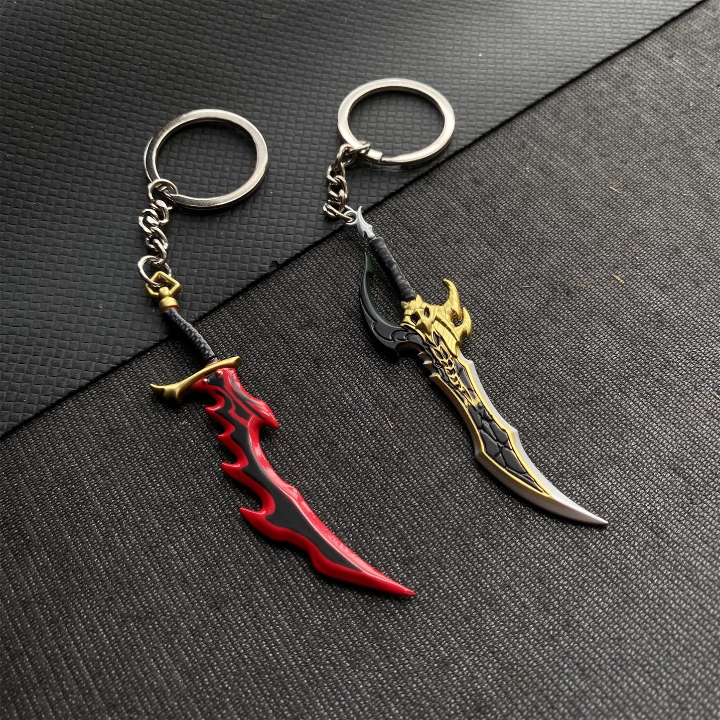 Mini Kasaka's Venom Fang And Knight Killer Dagger Keychian