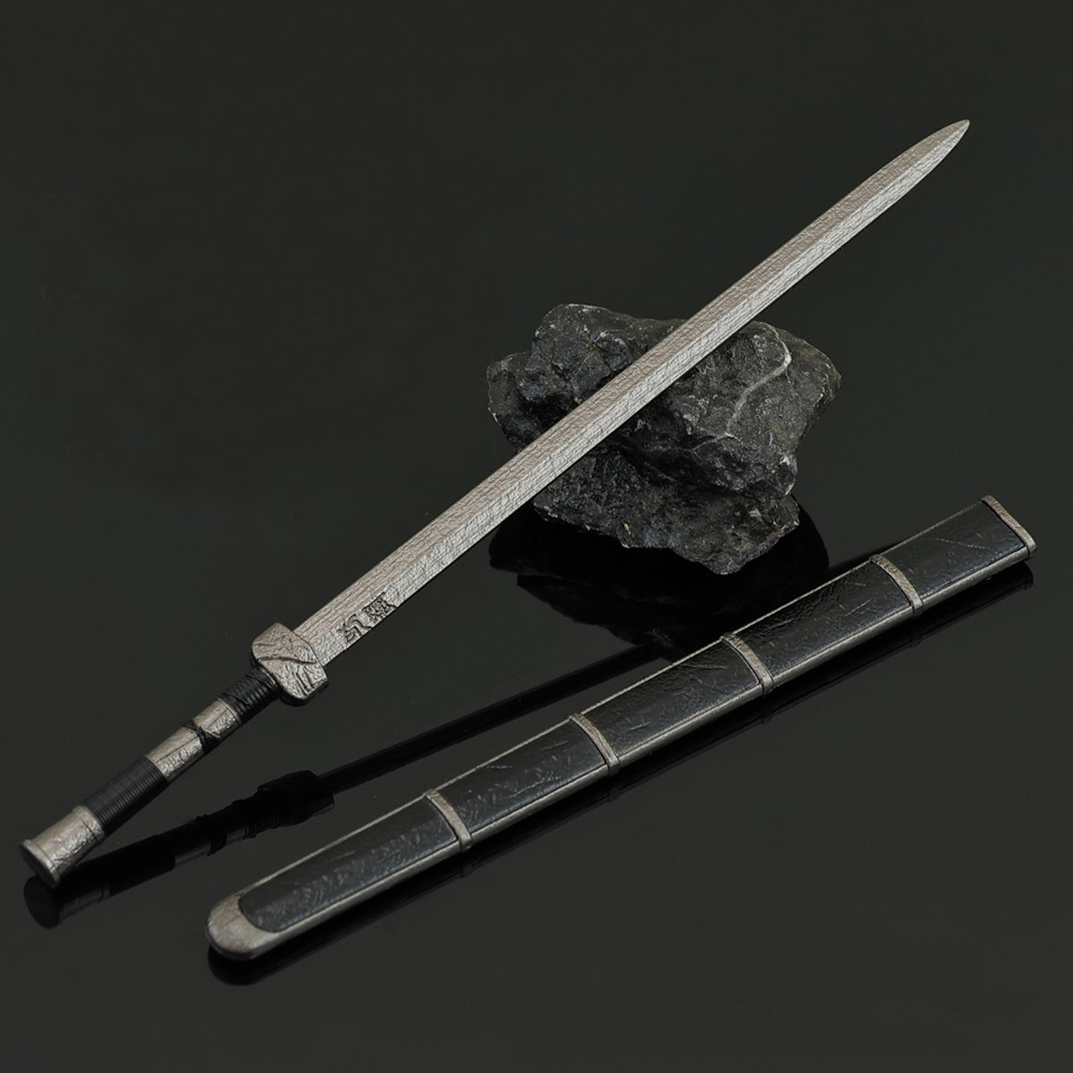 Yanling Sword Alloy Replica Ancient Chinese Wuxia Sword Replica with Scabbard Non-sharp Desktop Collectible Ornament Gift